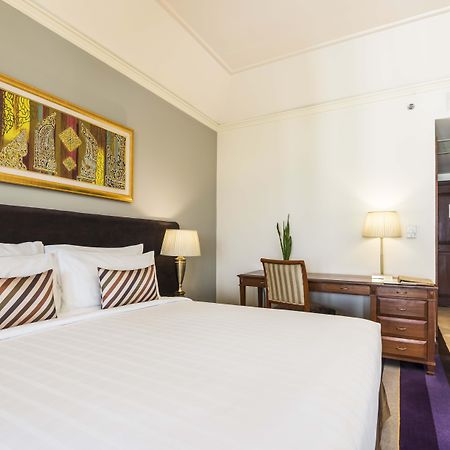 Chatrium Hotel Royal Lake Янгон Екстериор снимка