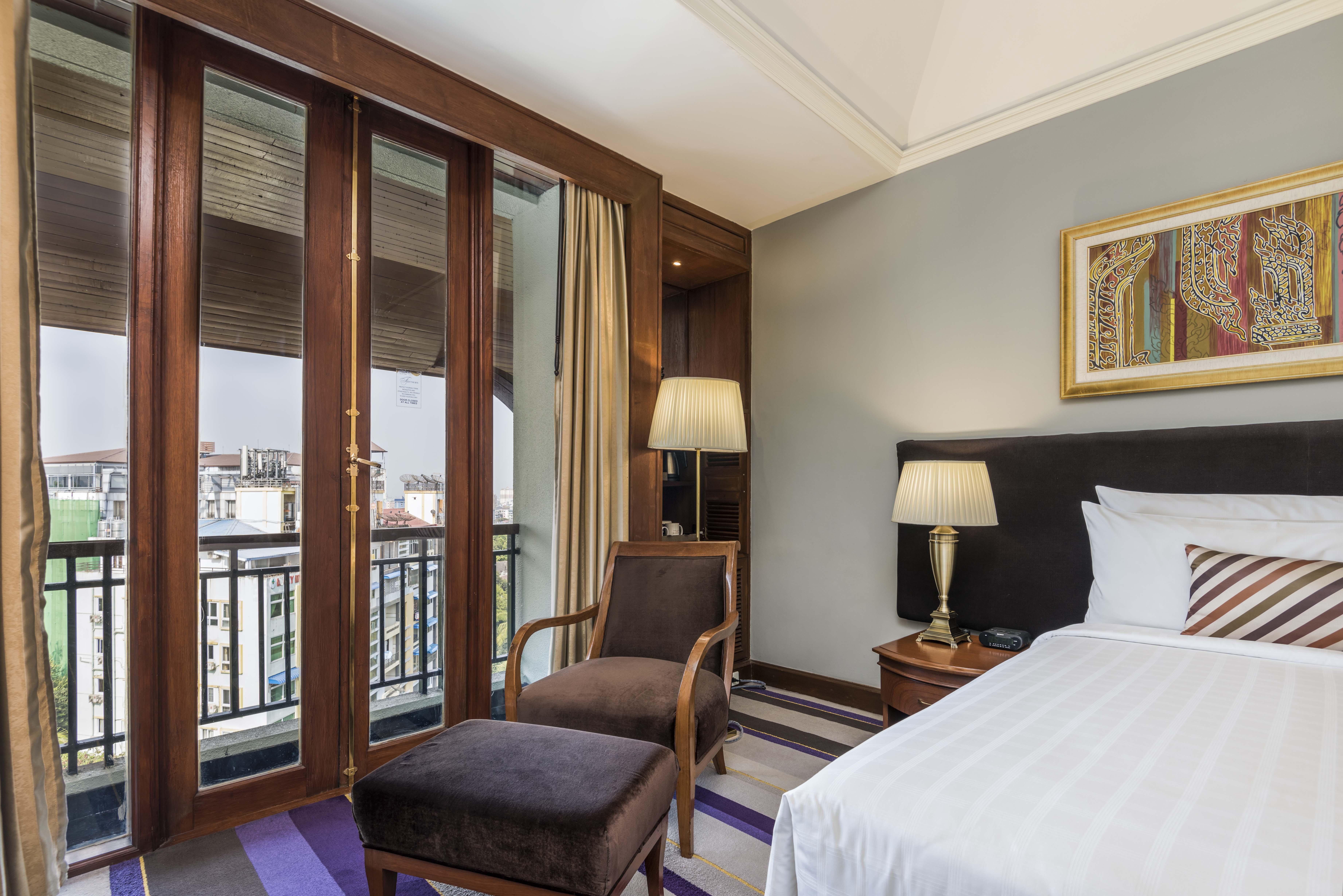 Chatrium Hotel Royal Lake Янгон Екстериор снимка