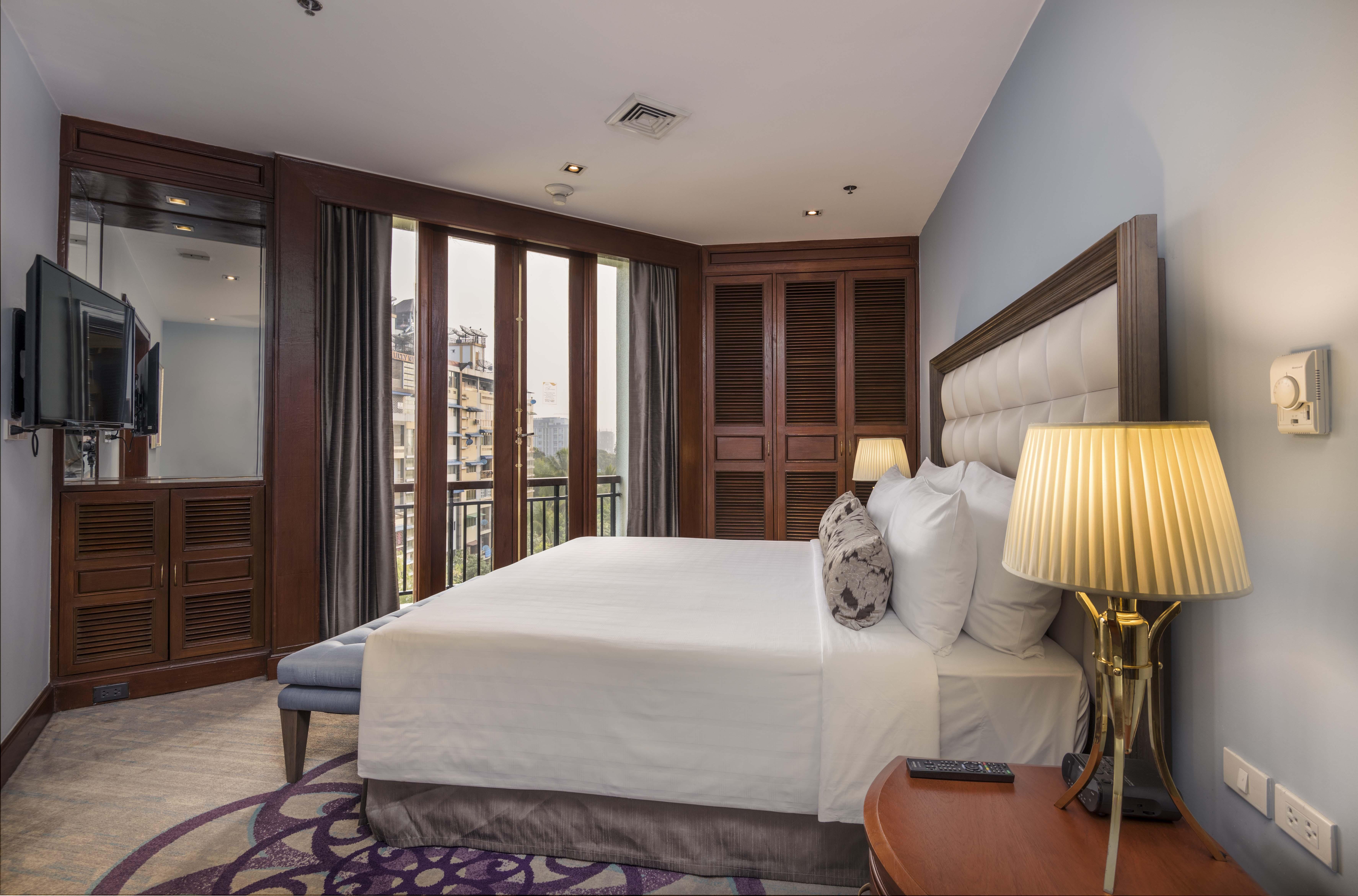 Chatrium Hotel Royal Lake Янгон Екстериор снимка