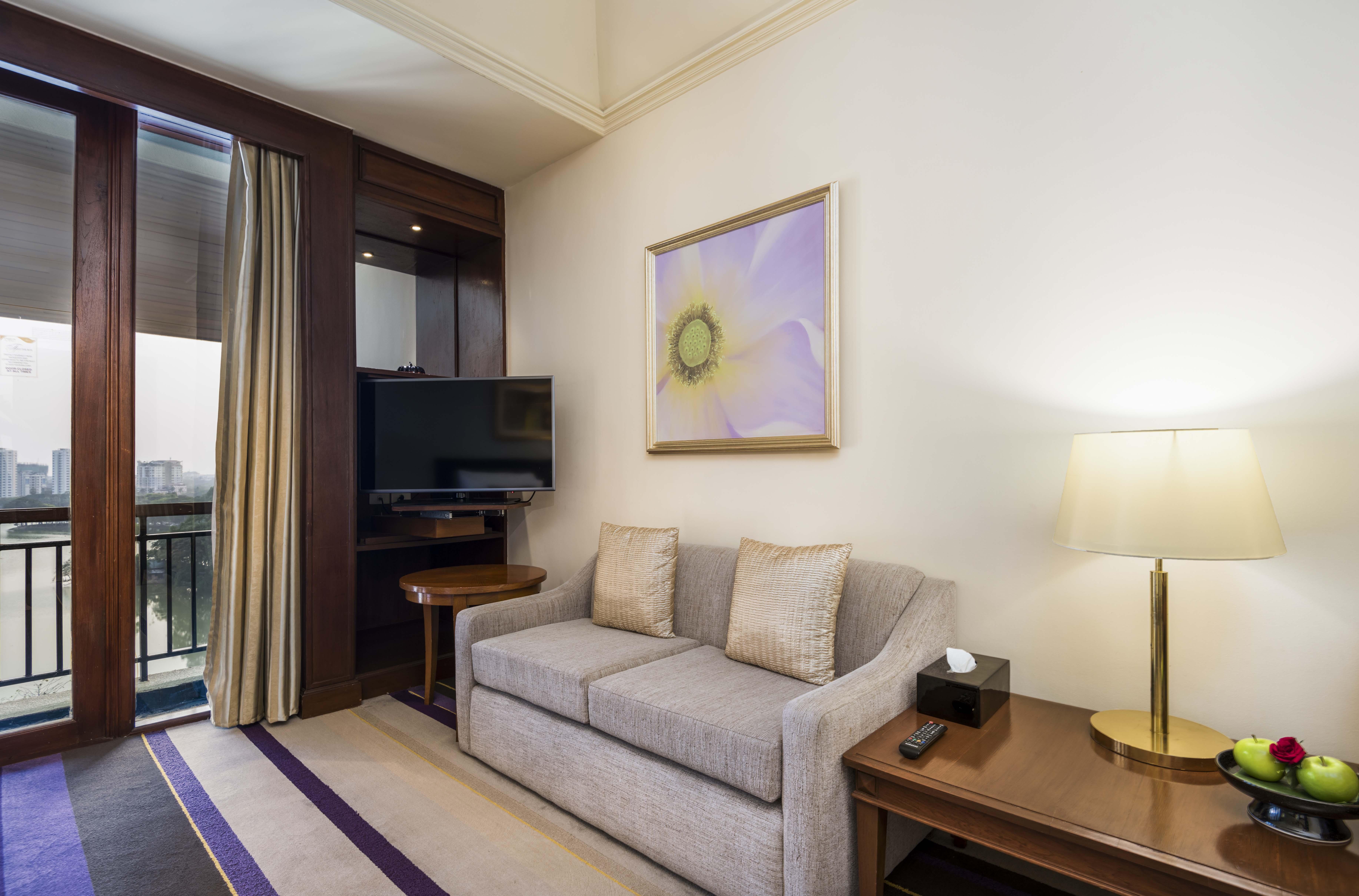 Chatrium Hotel Royal Lake Янгон Екстериор снимка