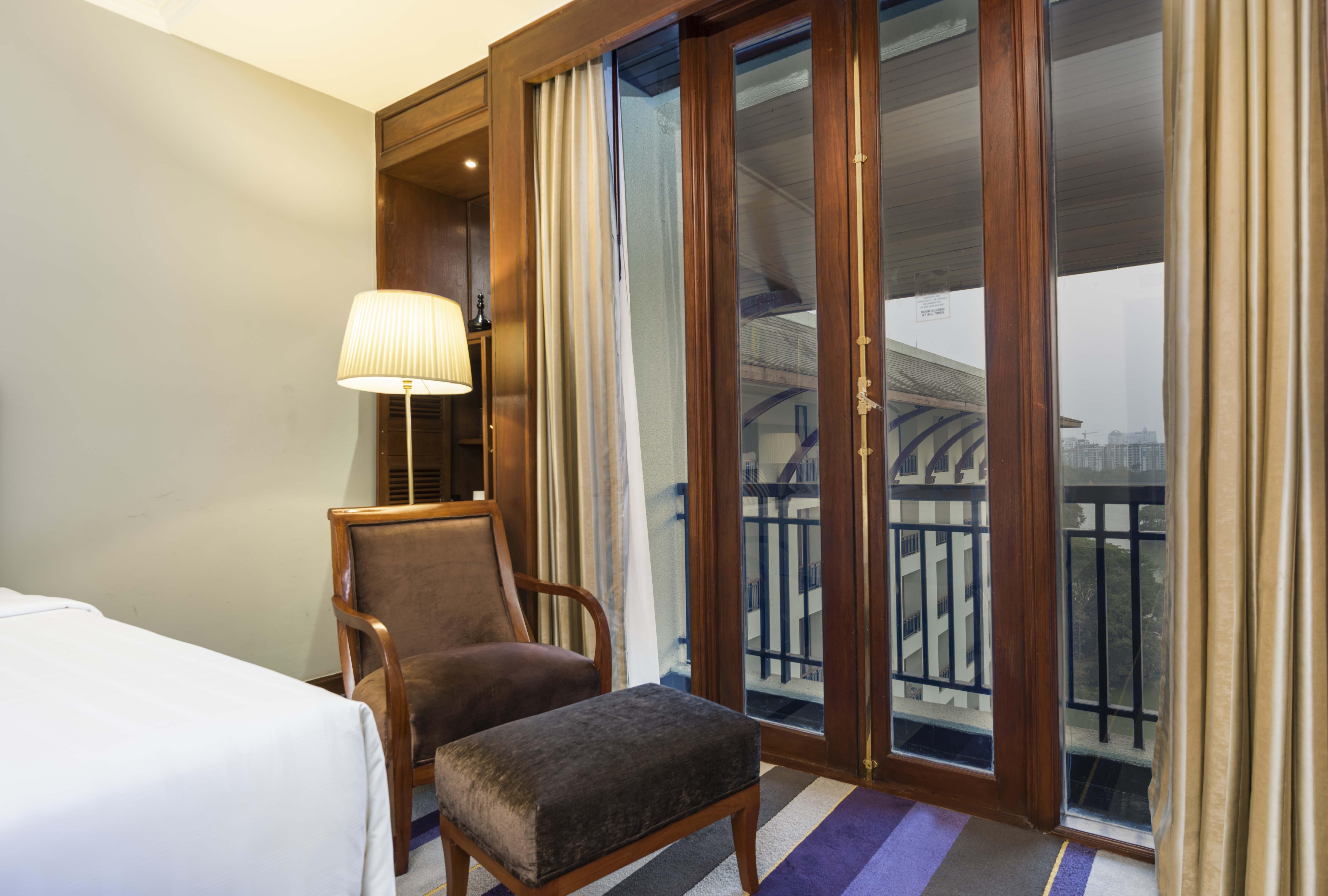 Chatrium Hotel Royal Lake Янгон Екстериор снимка