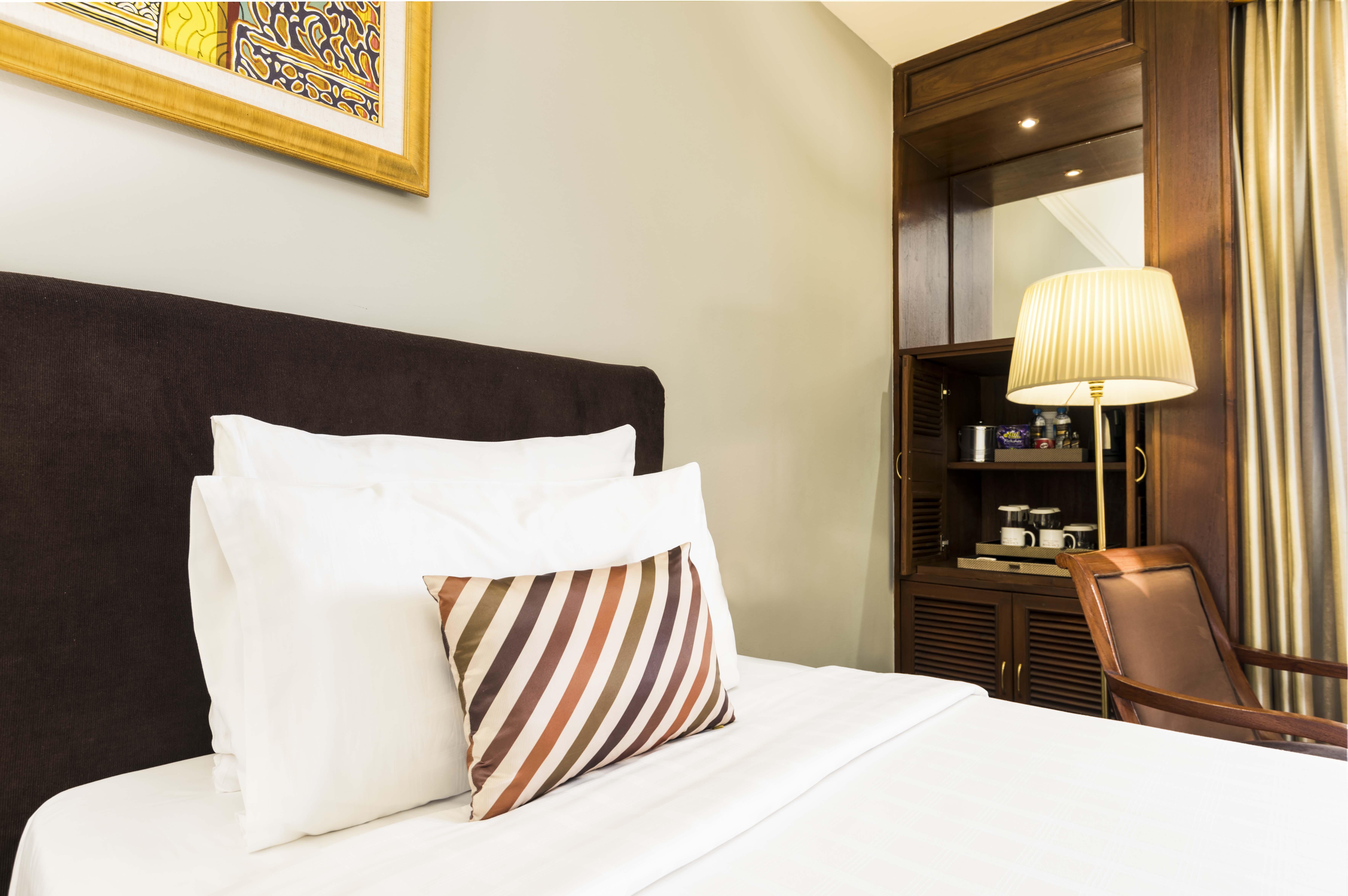 Chatrium Hotel Royal Lake Янгон Екстериор снимка