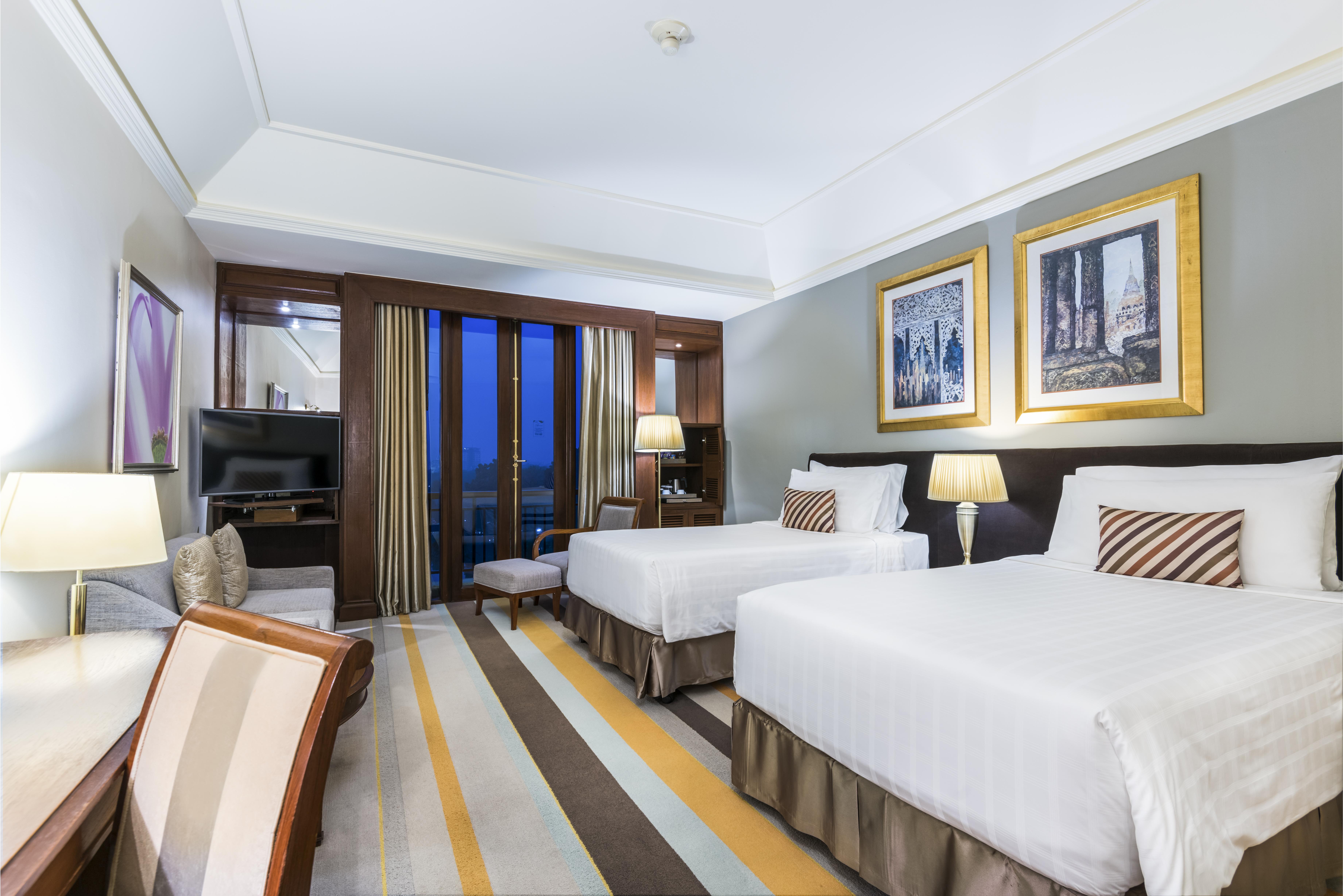 Chatrium Hotel Royal Lake Янгон Екстериор снимка