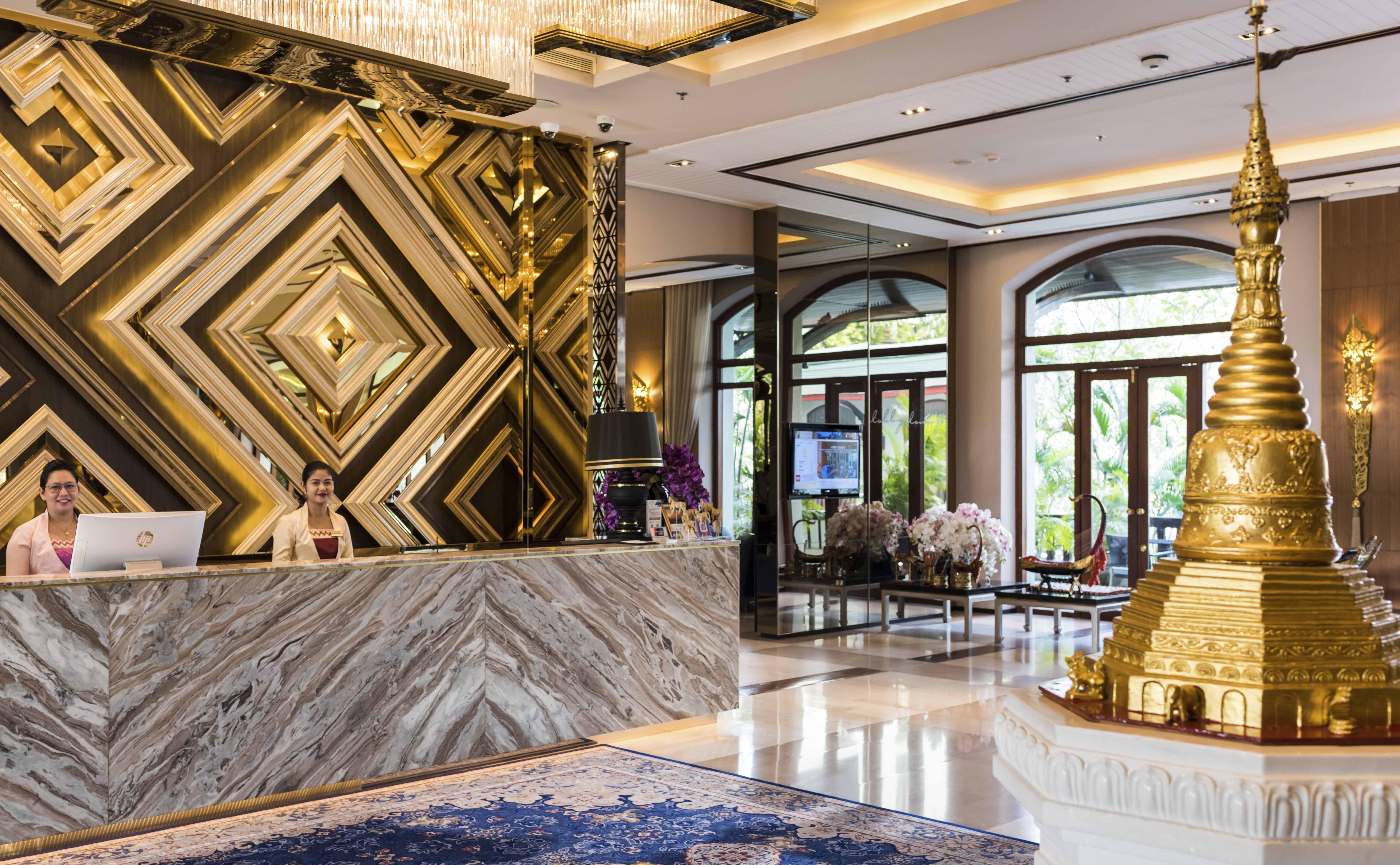 Chatrium Hotel Royal Lake Янгон Екстериор снимка