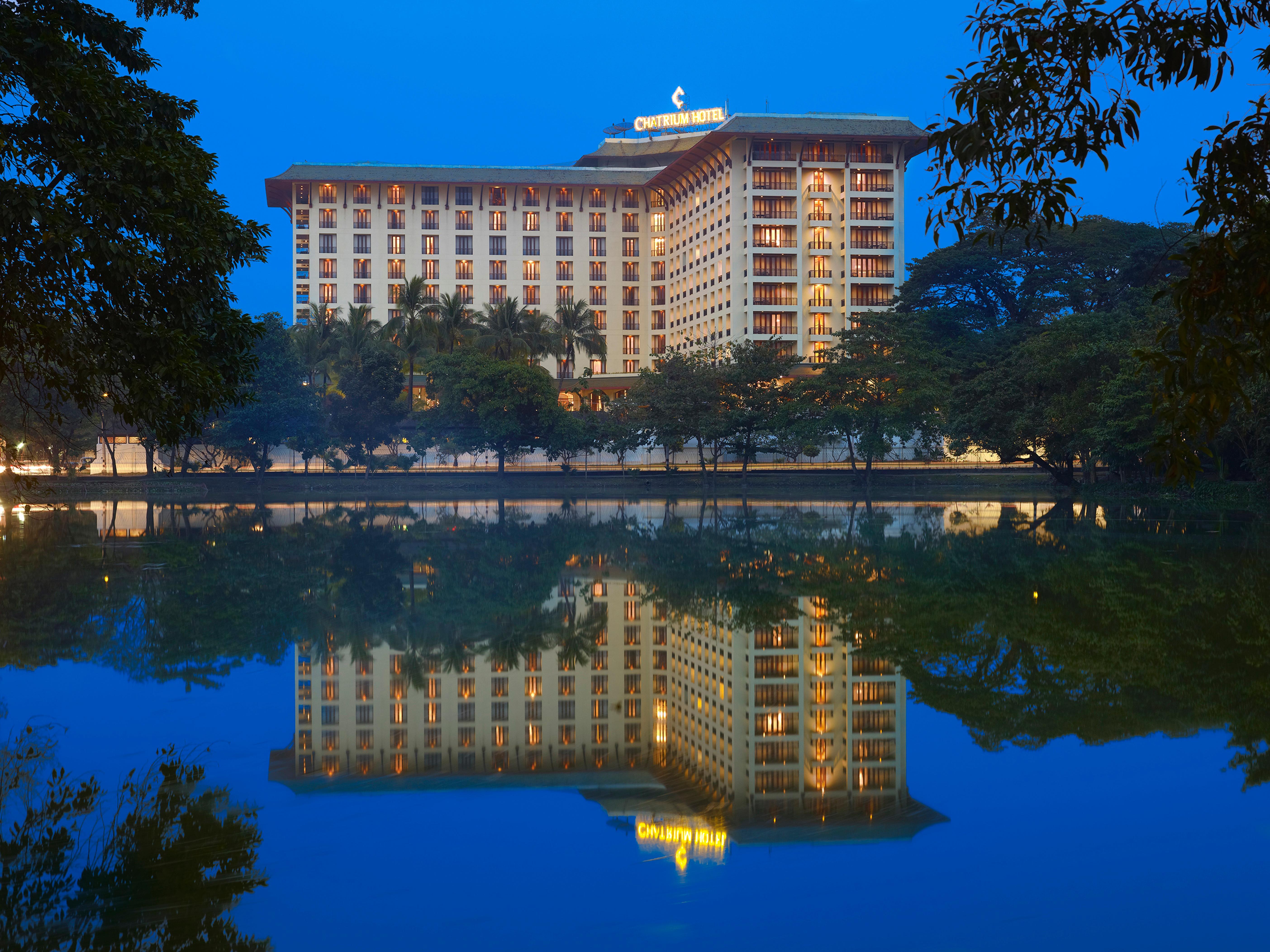 Chatrium Hotel Royal Lake Янгон Екстериор снимка