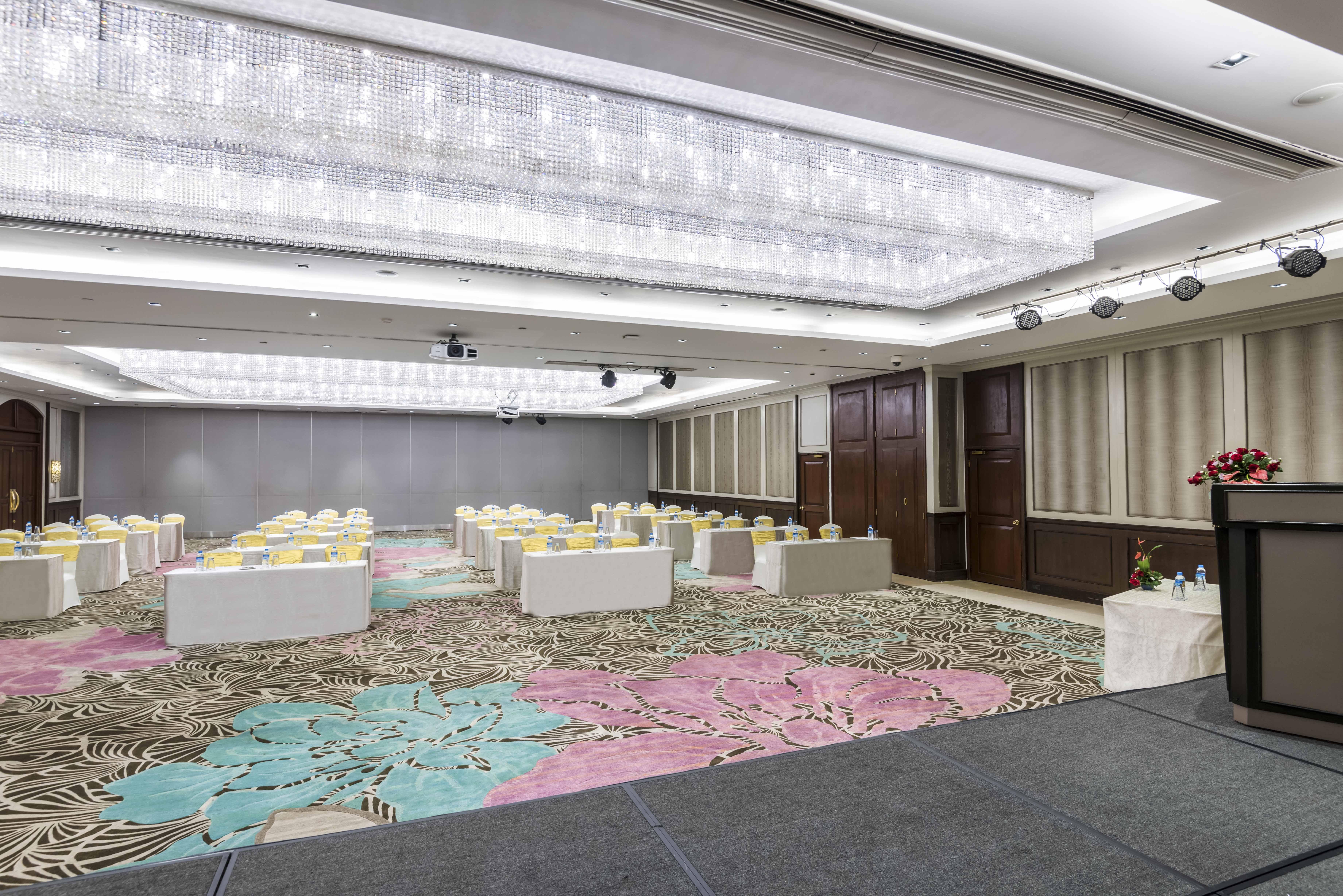 Chatrium Hotel Royal Lake Янгон Екстериор снимка