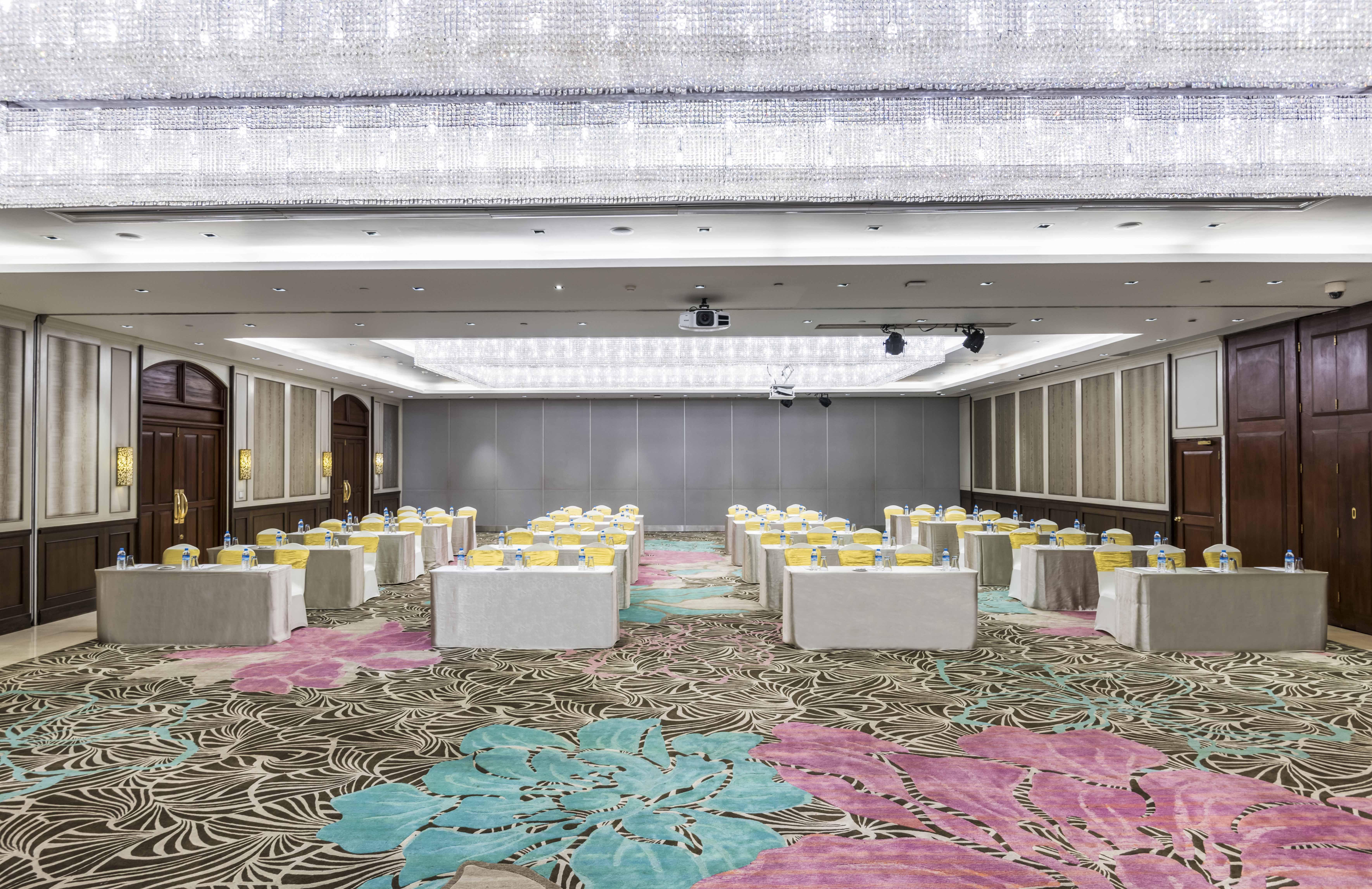 Chatrium Hotel Royal Lake Янгон Екстериор снимка