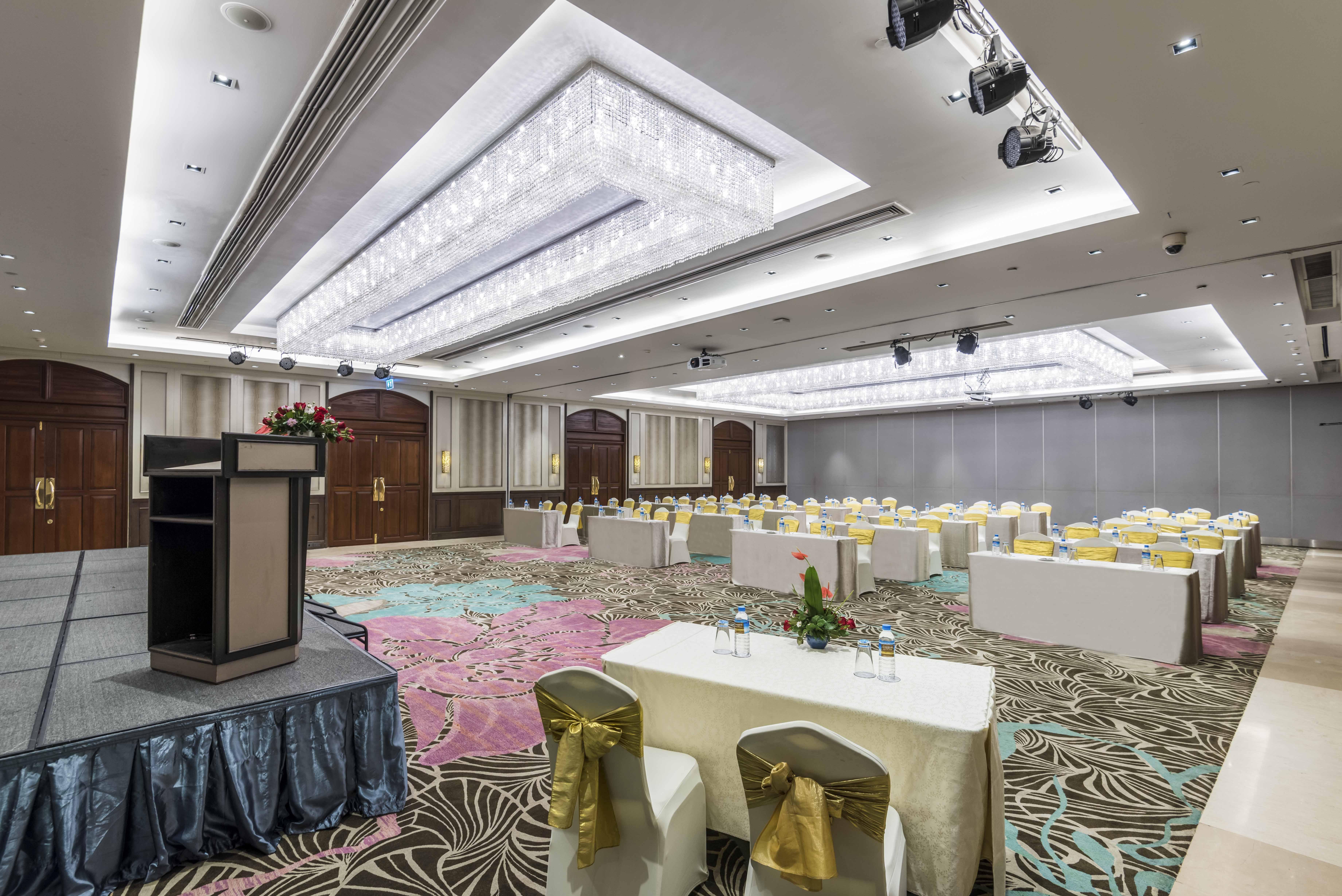 Chatrium Hotel Royal Lake Янгон Екстериор снимка