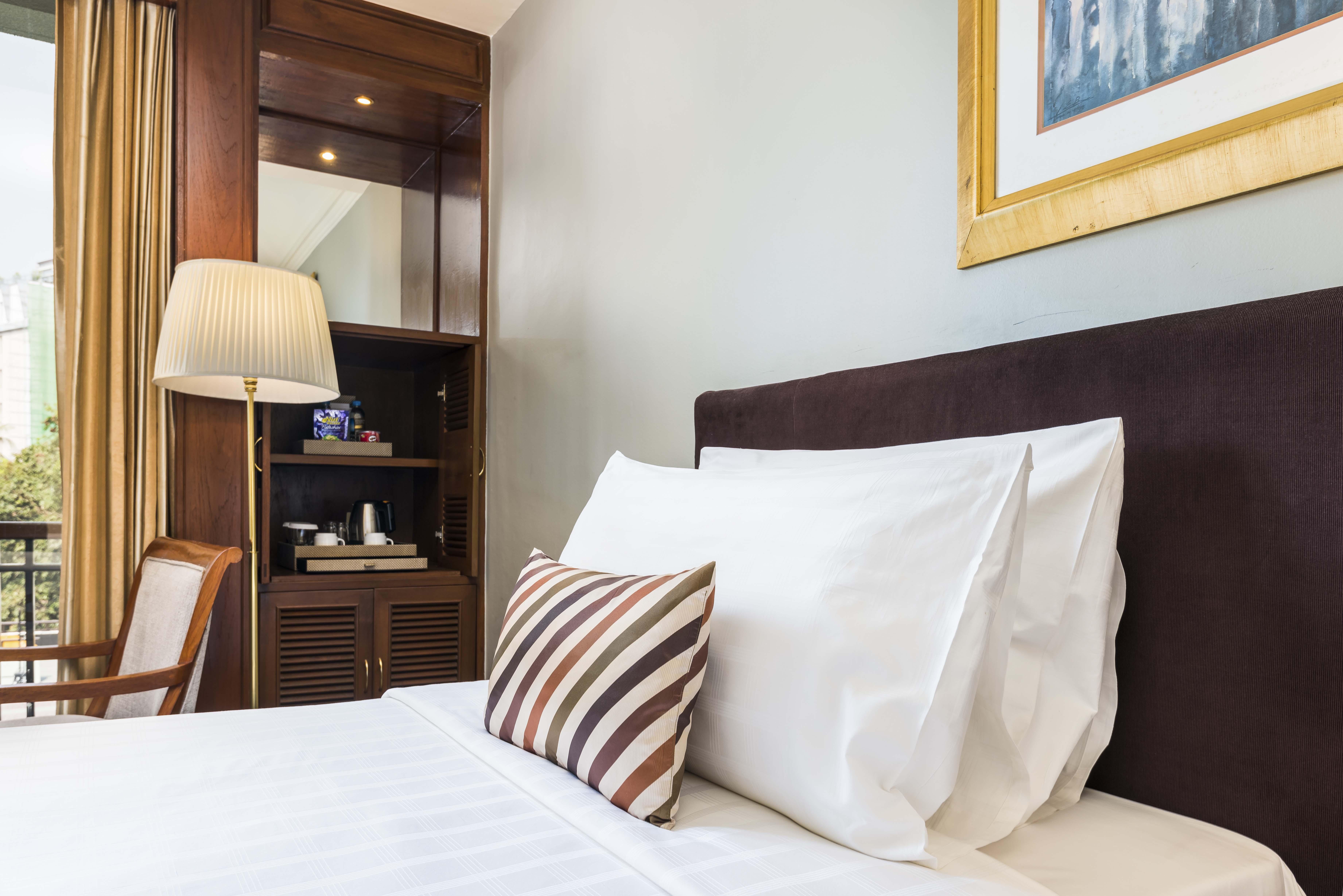 Chatrium Hotel Royal Lake Янгон Екстериор снимка