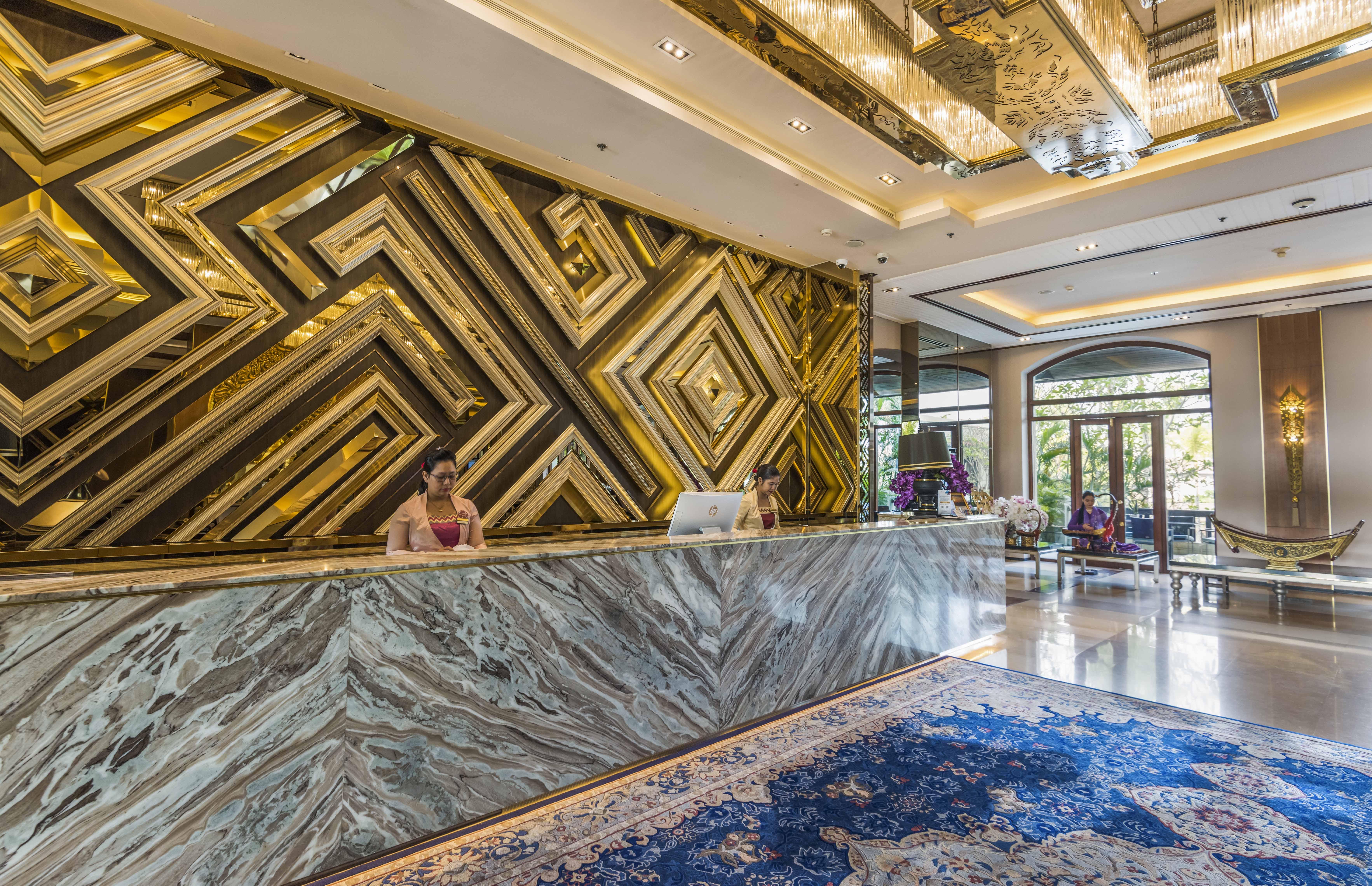 Chatrium Hotel Royal Lake Янгон Екстериор снимка