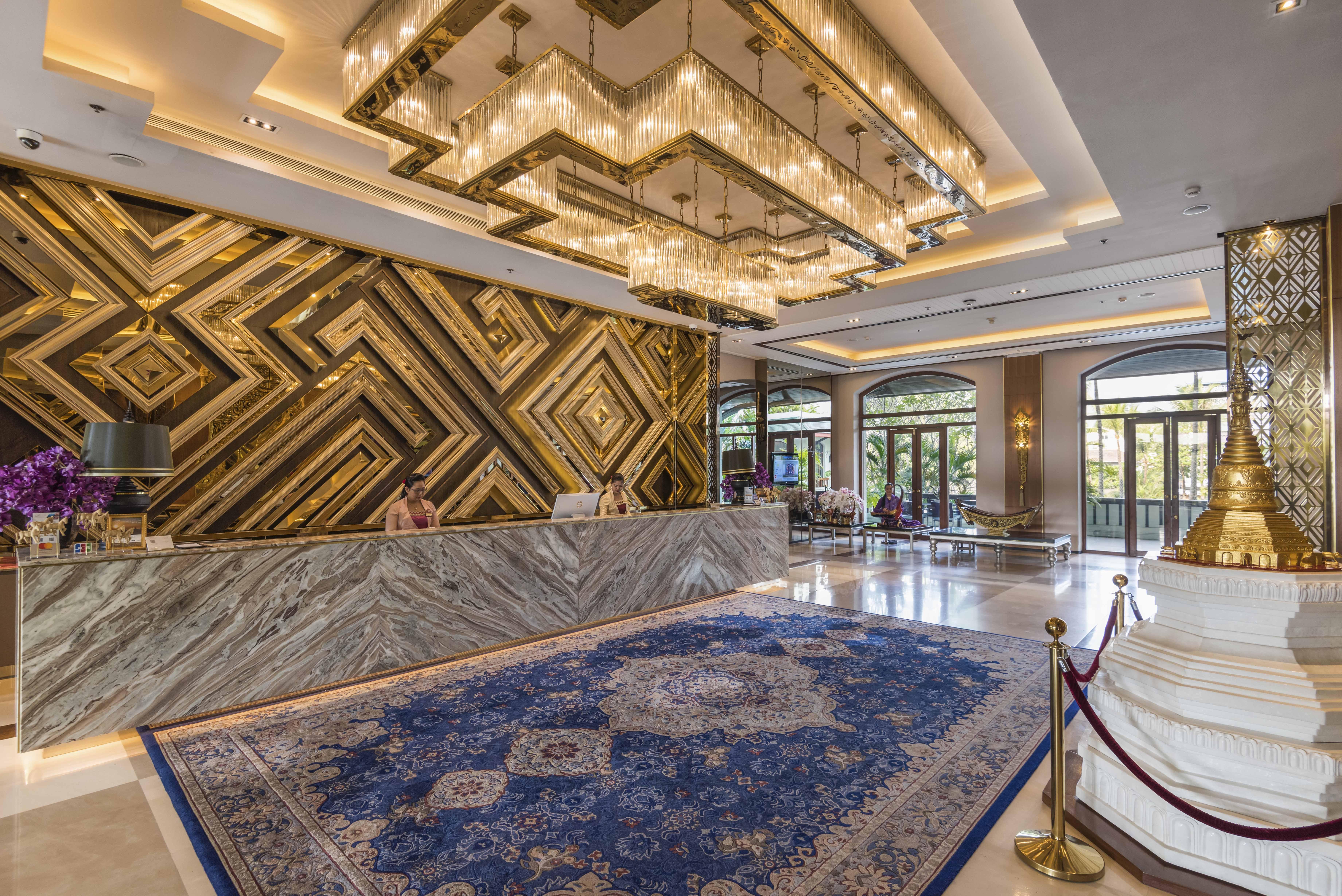 Chatrium Hotel Royal Lake Янгон Екстериор снимка